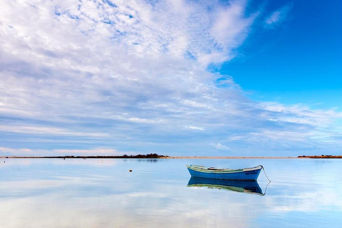 una barca blu seduta in mezzo all'acqua