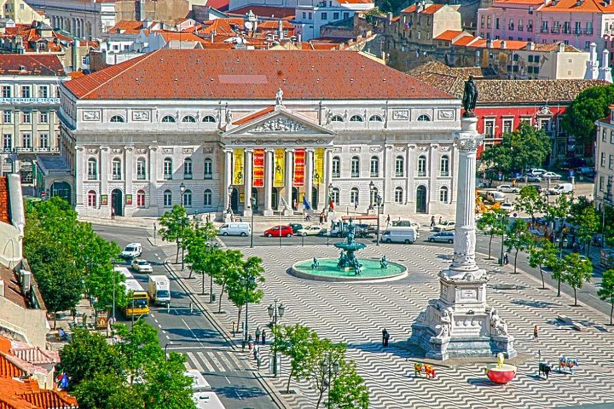 un grande edificio bianco con una fontana di fronte