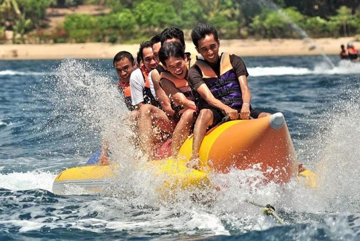 grupa ljudi koji se voze na jet skiju u vodi