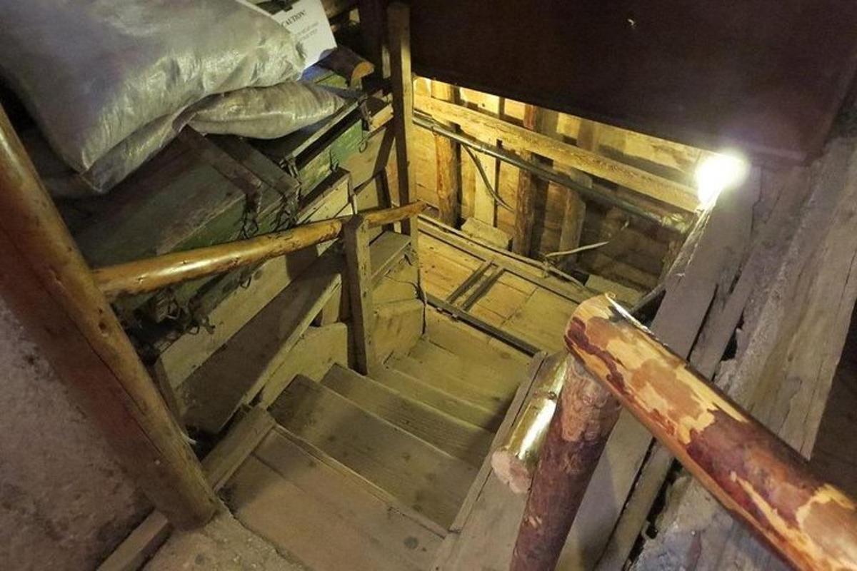une vue aérienne d'un escalier dans une pièce