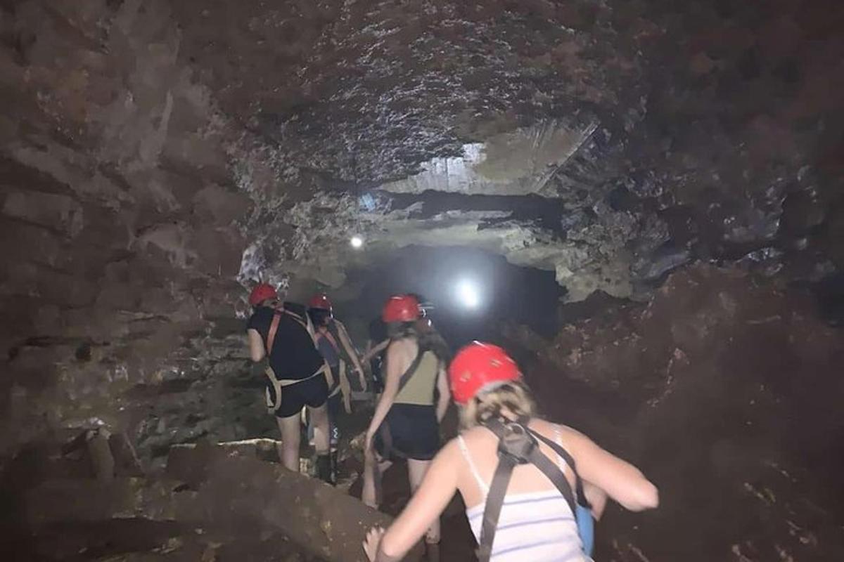 un grup de persones caminant per una cova