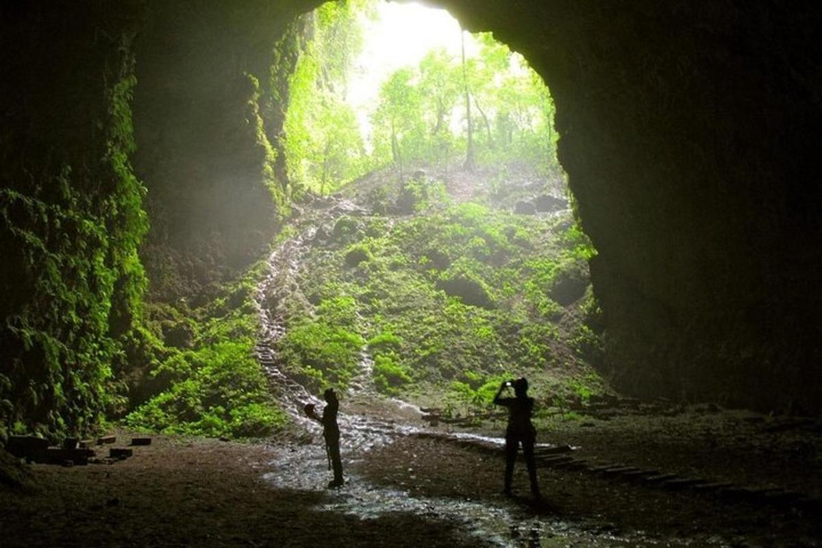 due persone in piedi davanti a una grotta