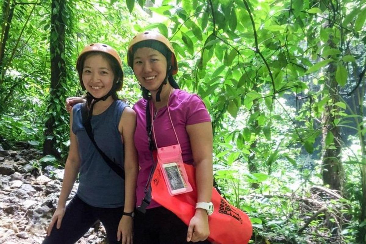 due ragazze che indossano caschi in piedi in una foresta