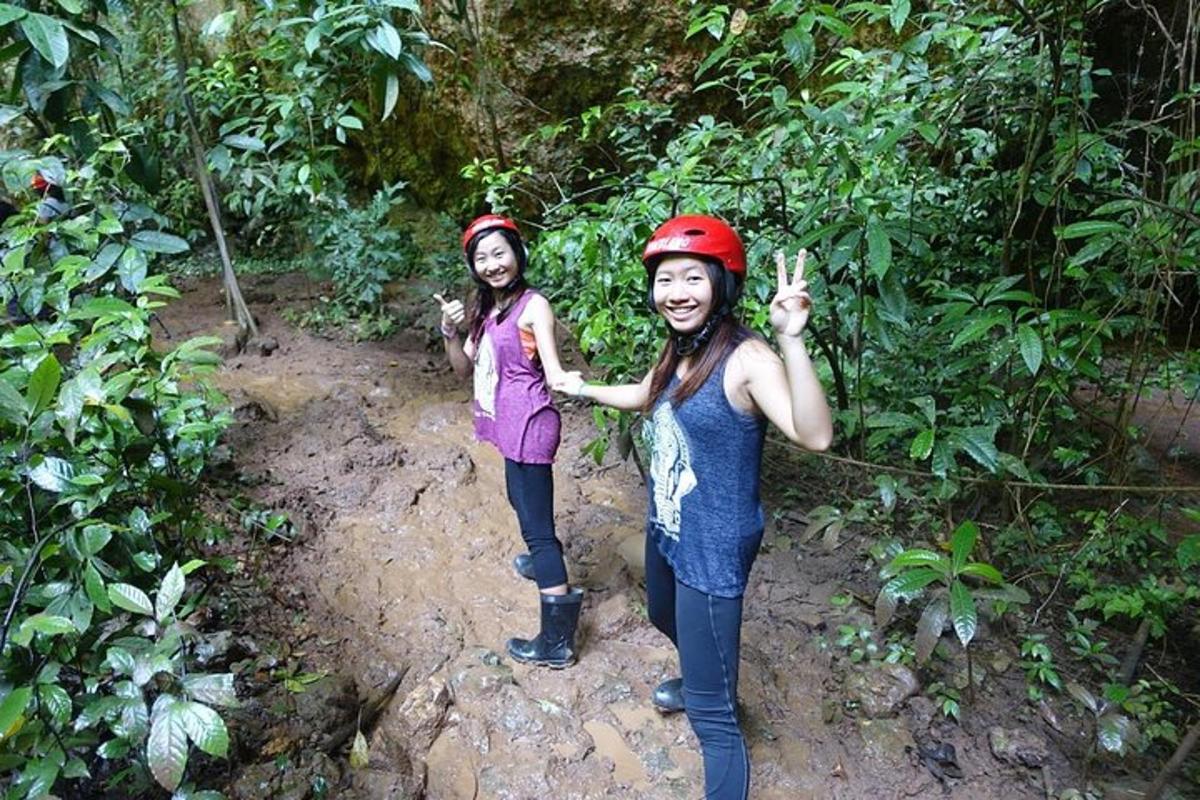 due ragazze che indossano caschi in piedi in una foresta