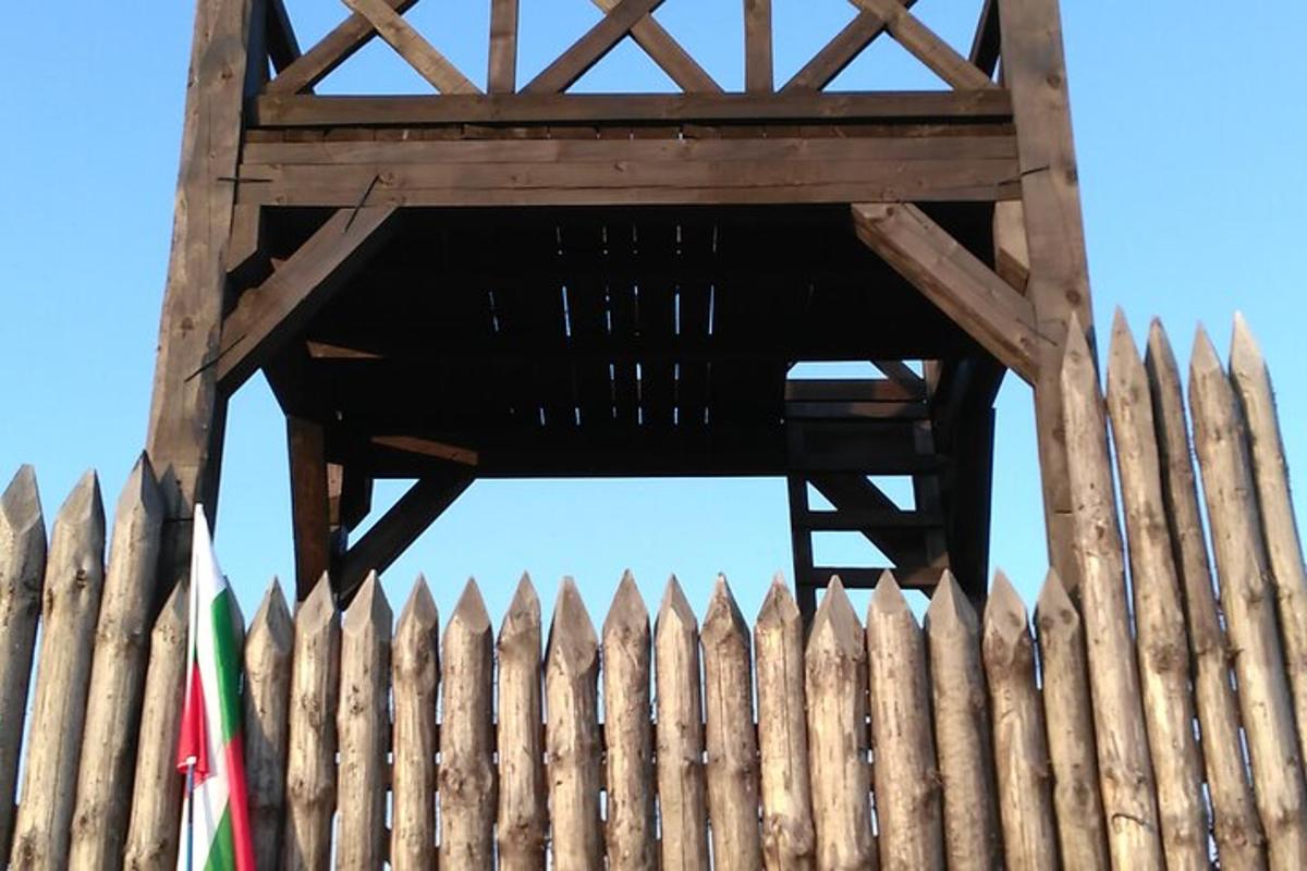 lesena ograja z lesenim stolpom za njo