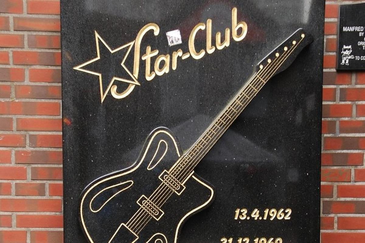una imatge d'una guitarra elèctrica a la paret