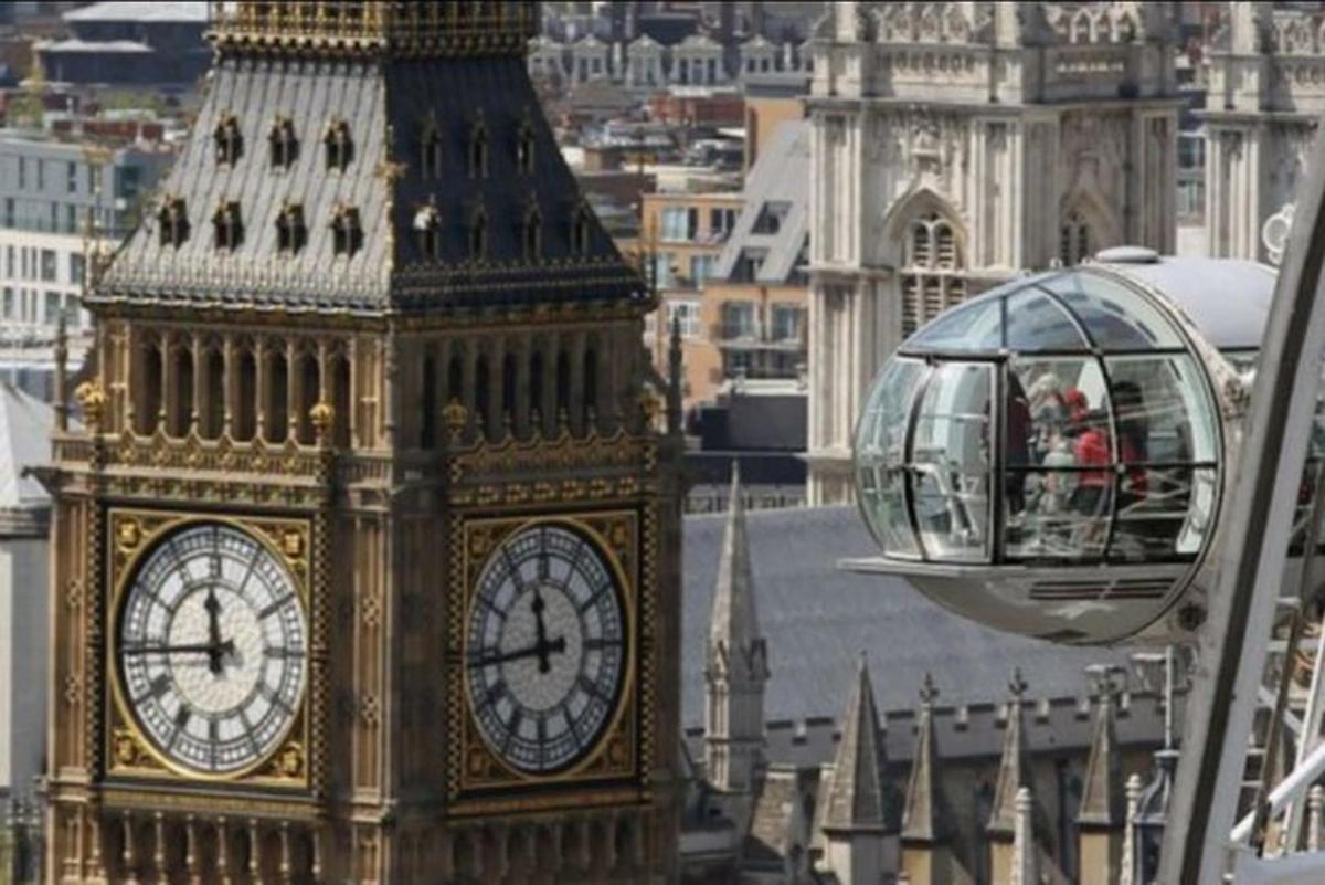 una torre dell'orologio Big Ben con una gondola