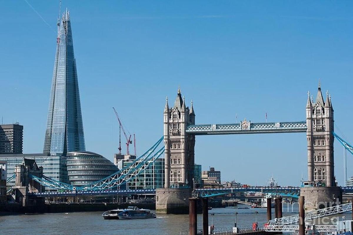 un ponte sul fiume con il Tower Bridge