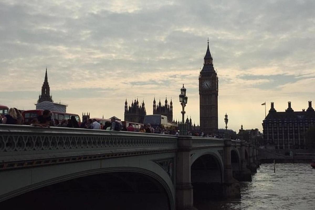 un ponte sopra un fiume con una torre dell'orologio e il Big Ben