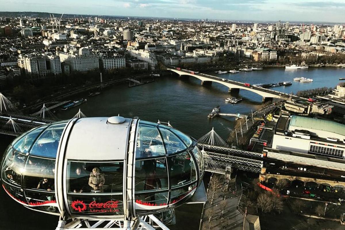 un giro in gondola su un fiume in una città