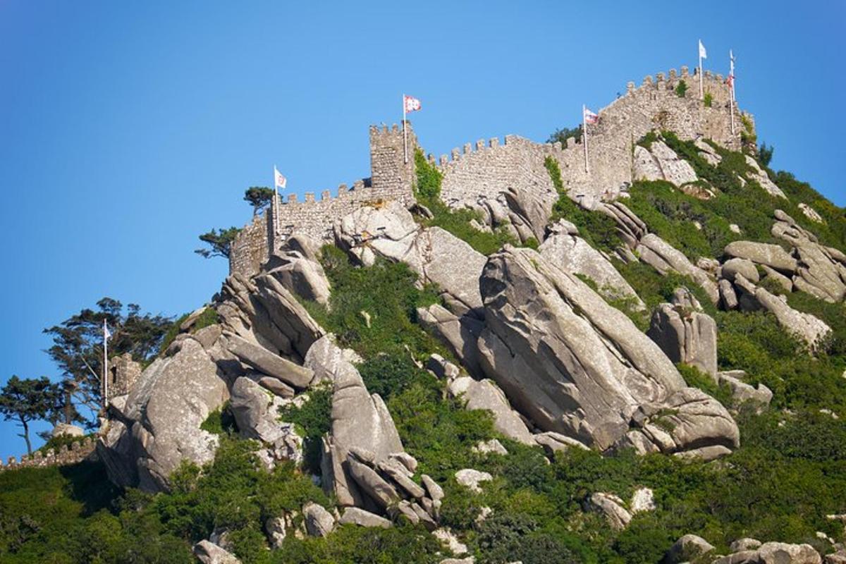 un castillo en la cima de una montaña rocosa