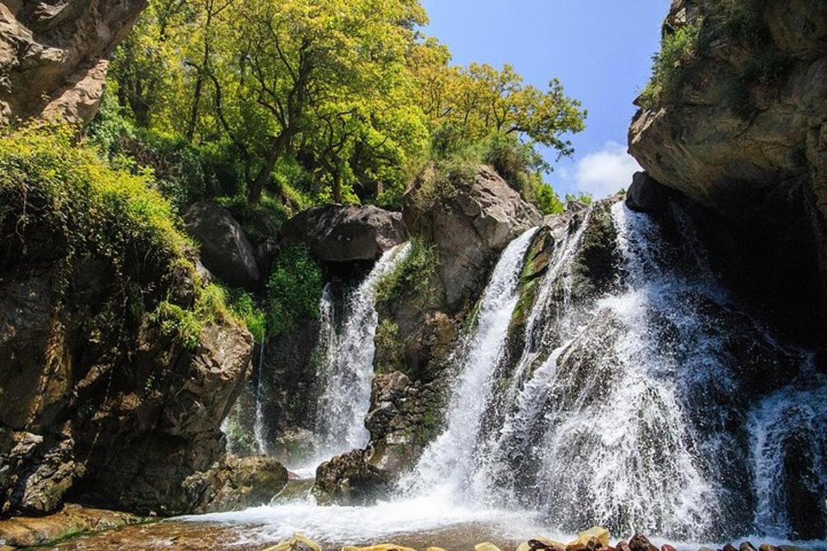 una cascada en la ladera de una montaña rocosa