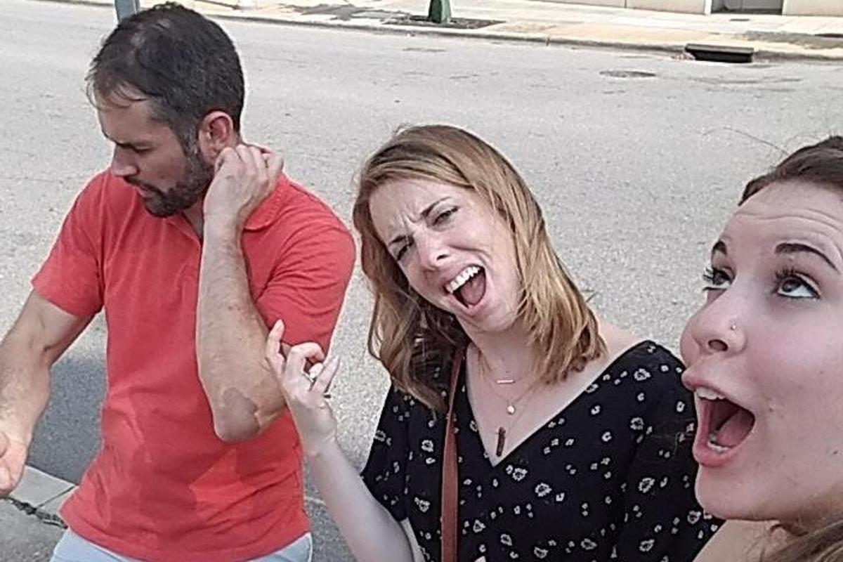 ένας άντρας και μια γυναίκα φωνάζουν ο ένας στον άλλον