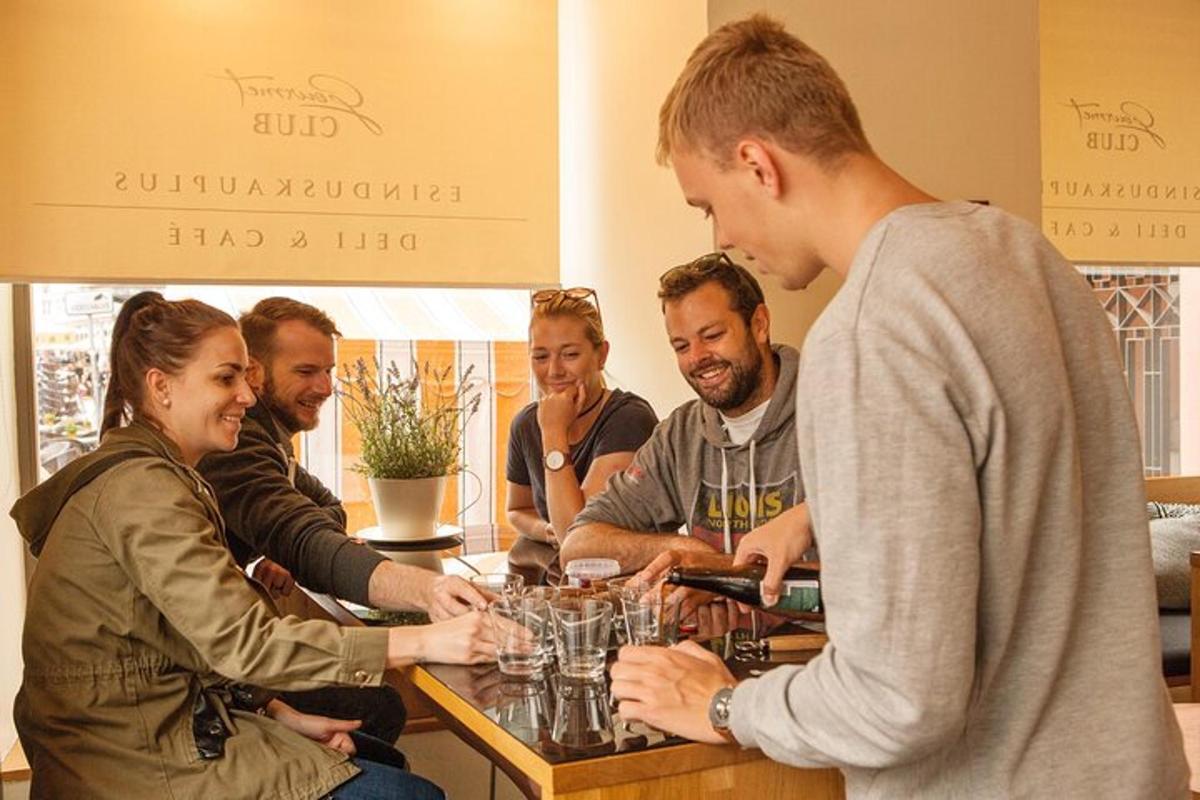skupina lidí sedících u baru s sklenicemi na víno