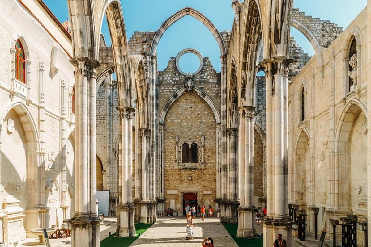 una grande cattedrale con persone che camminano al suo interno