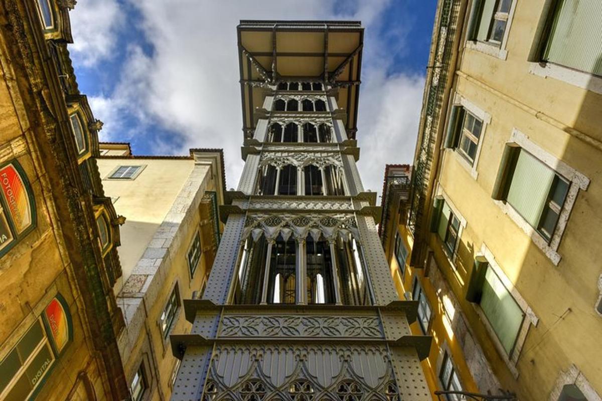una vista di un edificio alto da tra due edifici
