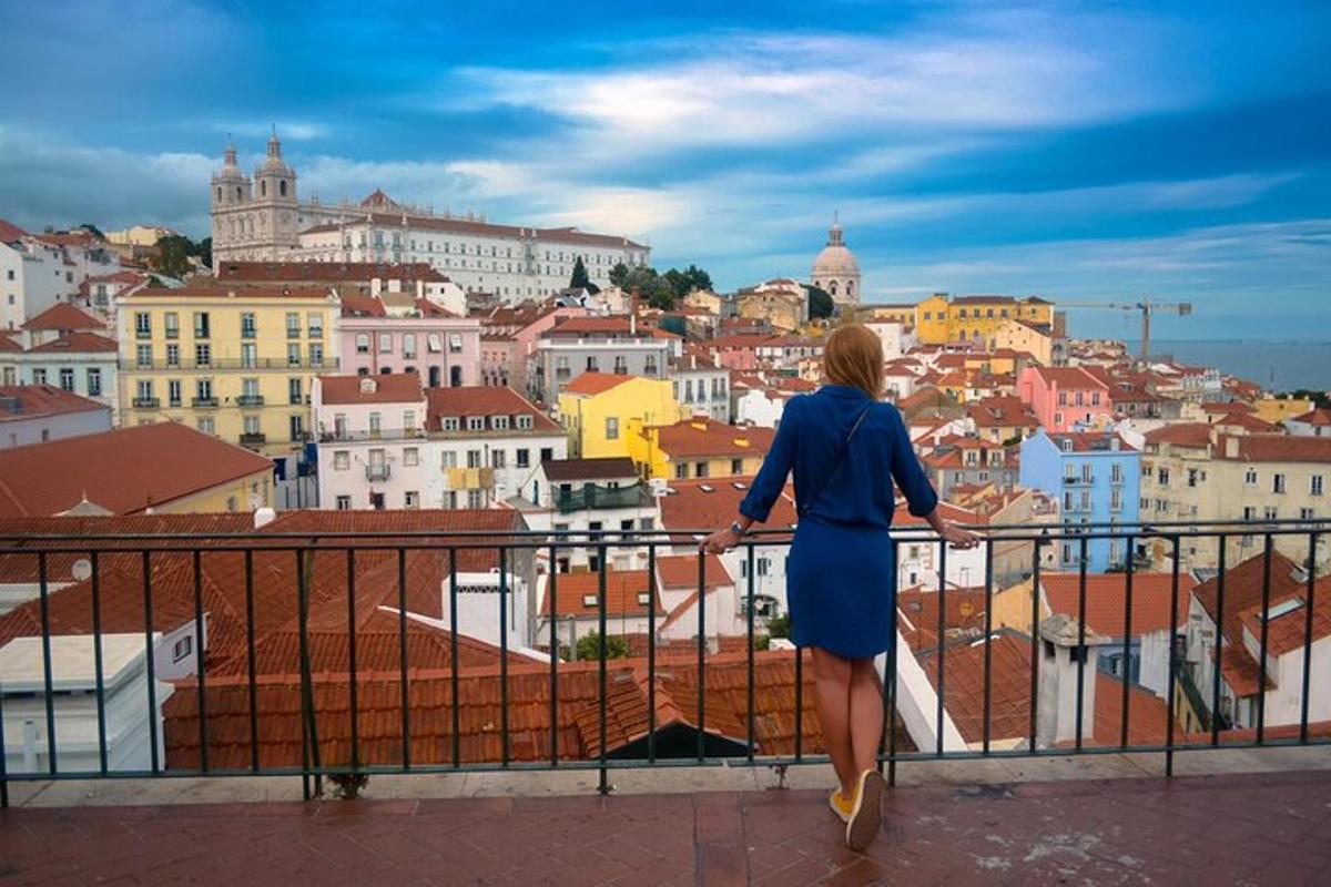 una donna in piedi su un balcone che guarda una città