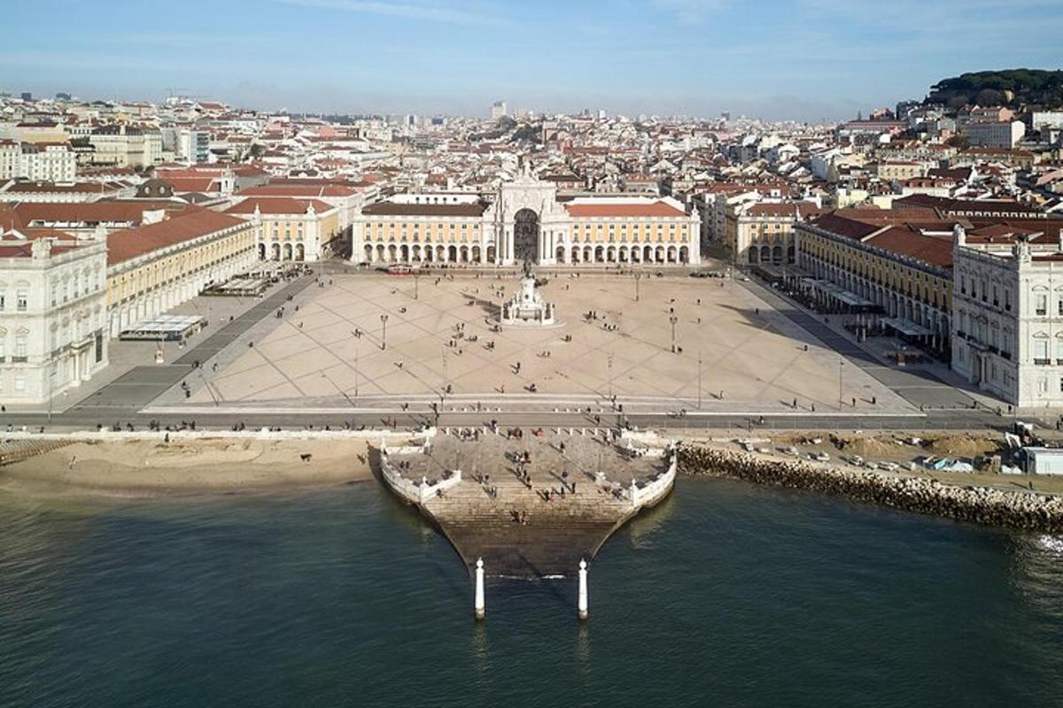 una vista aerea di una città con una grande piazza nell'acqua