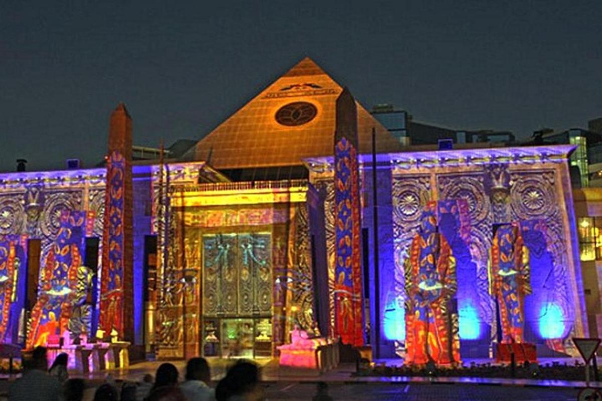 um edifício com luzes coloridas à noite
