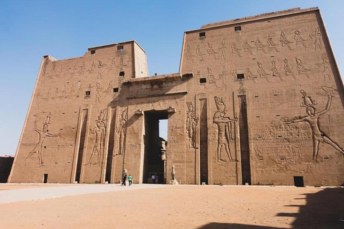 budova s hieroglyfmi na boku