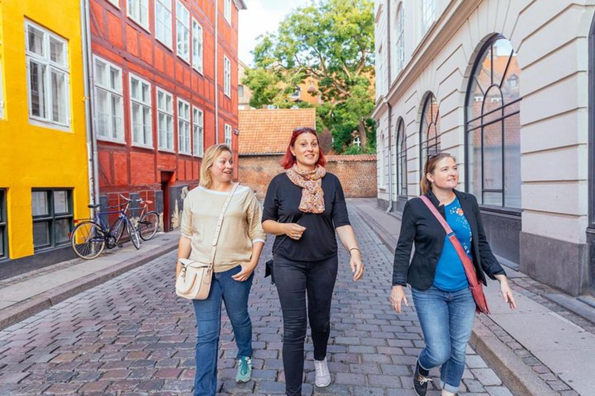 tre donne che camminano lungo una strada di mattoni