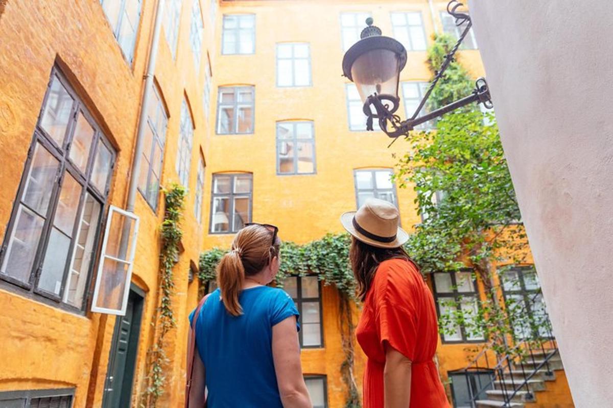due donne che guardano un edificio in un vicolo
