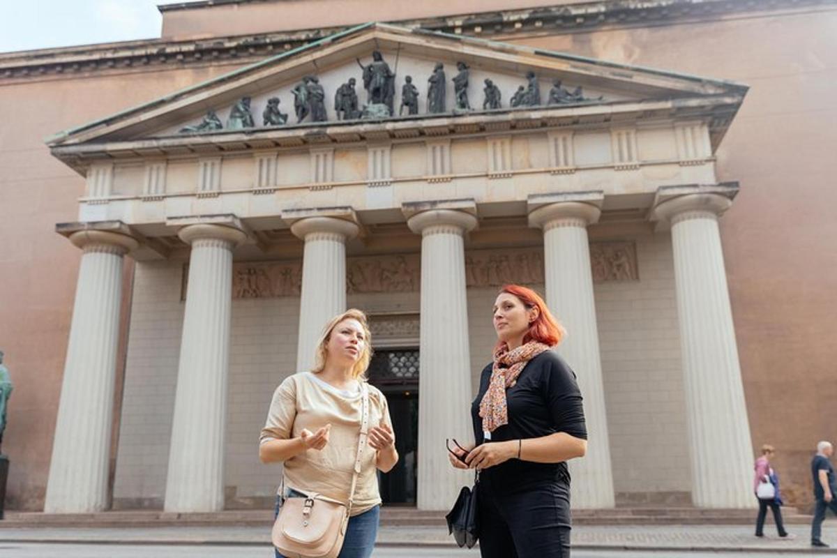 due donne in piedi davanti a un edificio