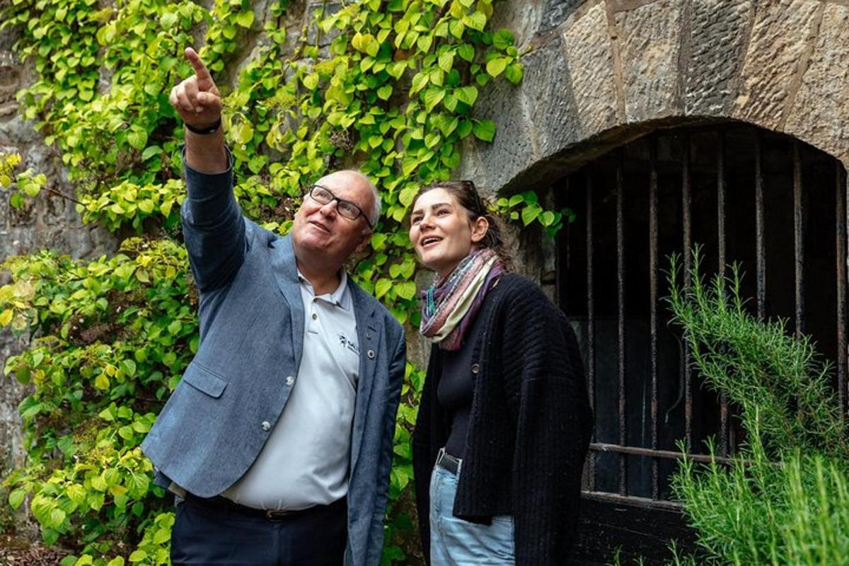 um homem e uma mulher parados em frente a um prédio