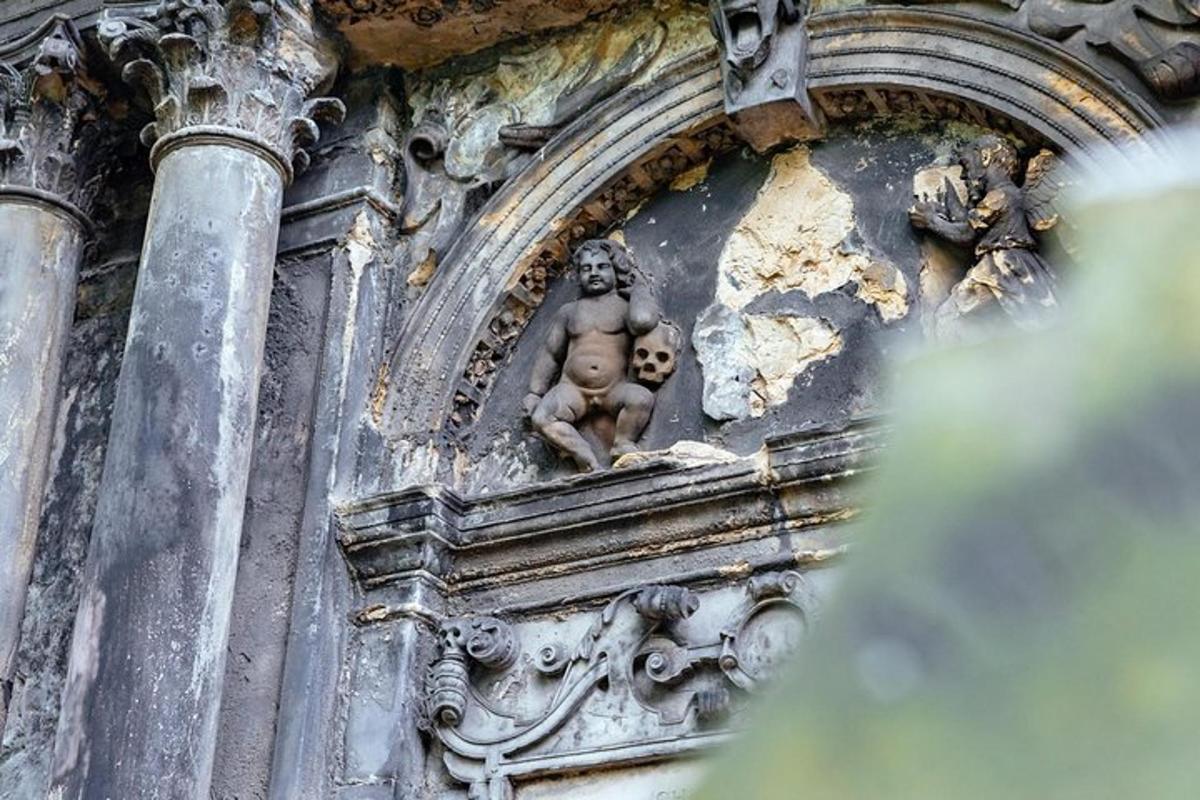uma estátua de um bebê na lateral de um prédio