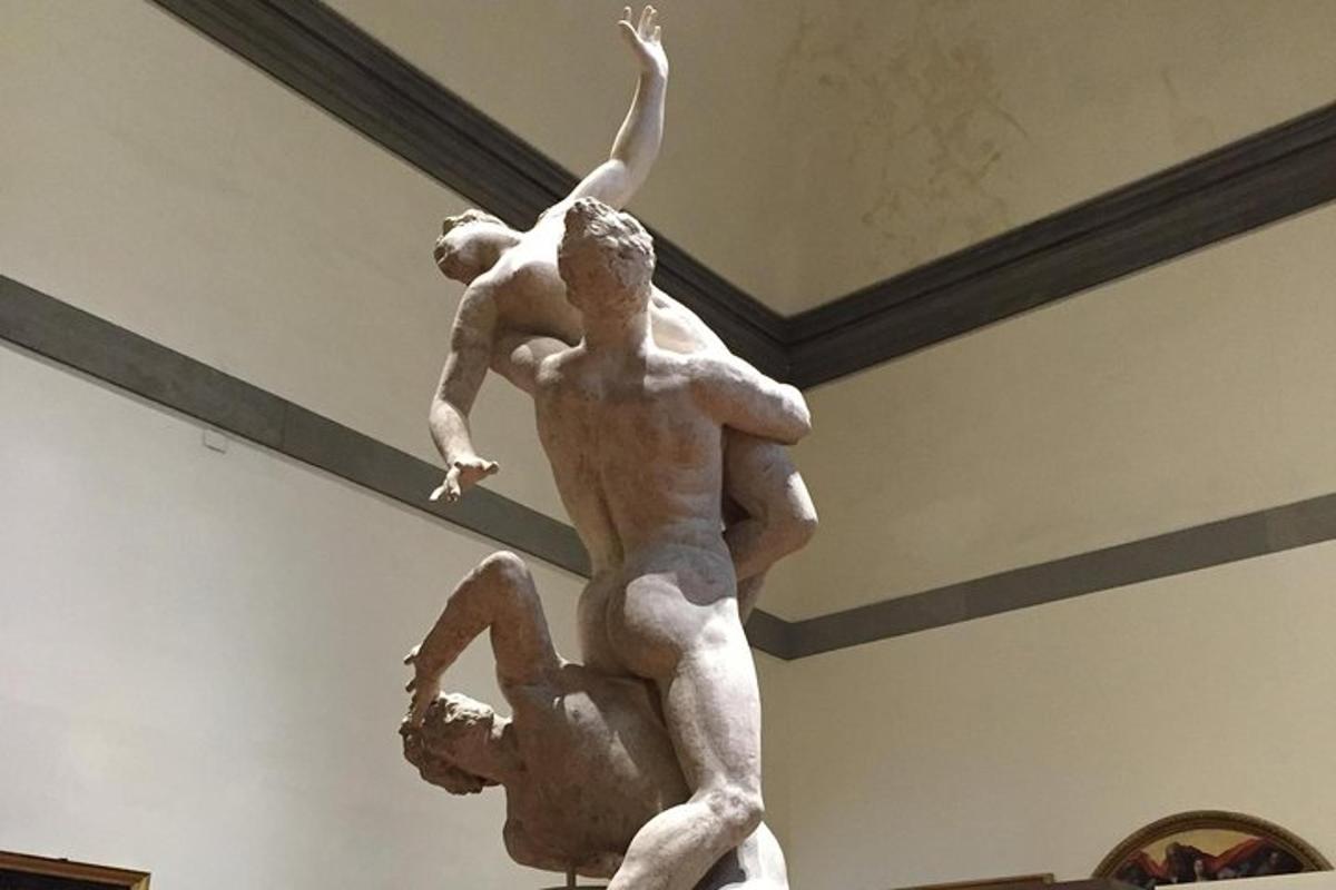 ένα άγαλμα ενός άνδρα και μιας γυναίκας που χορεύουν