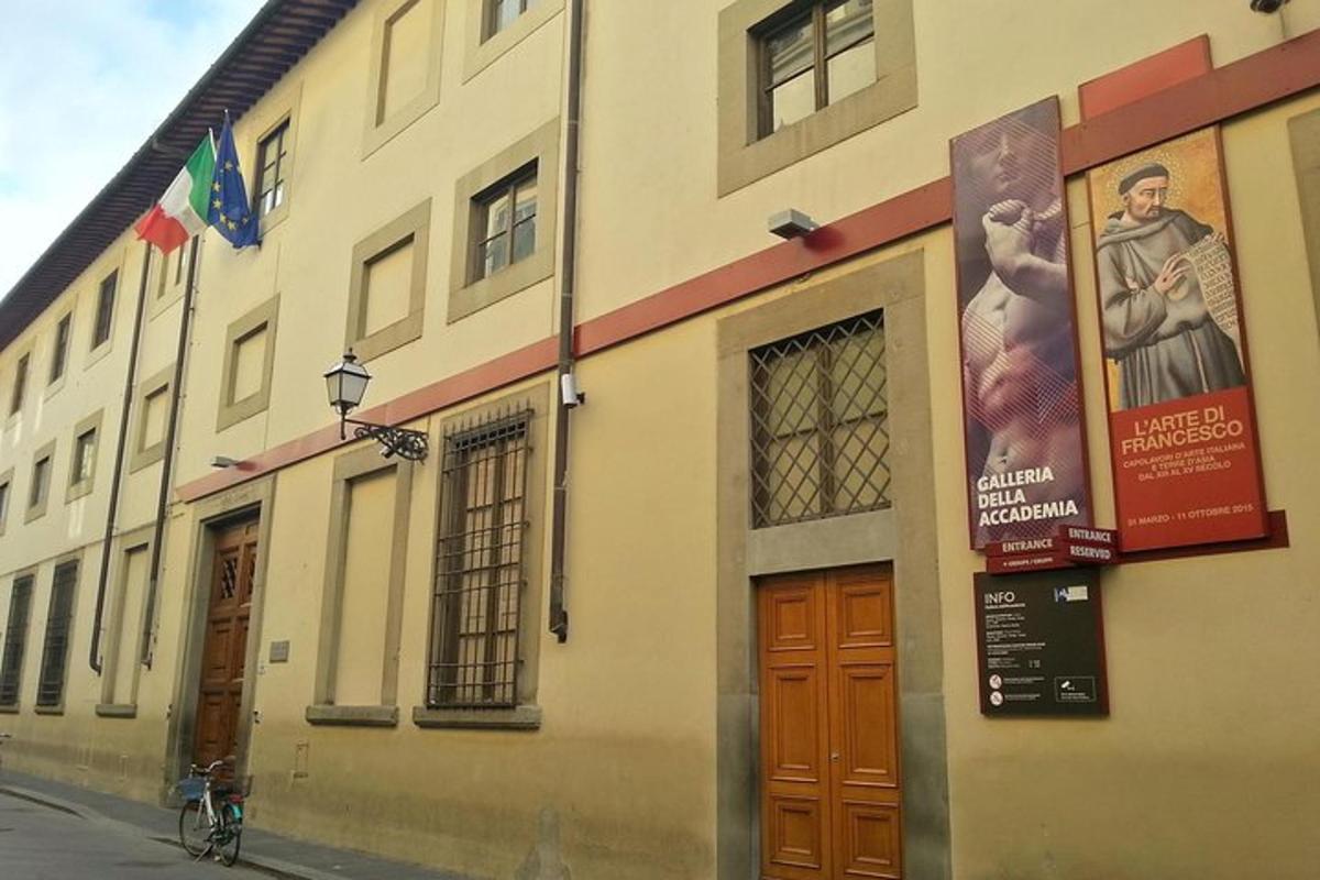 ένα κτίριο στην άκρη ενός δρόμου