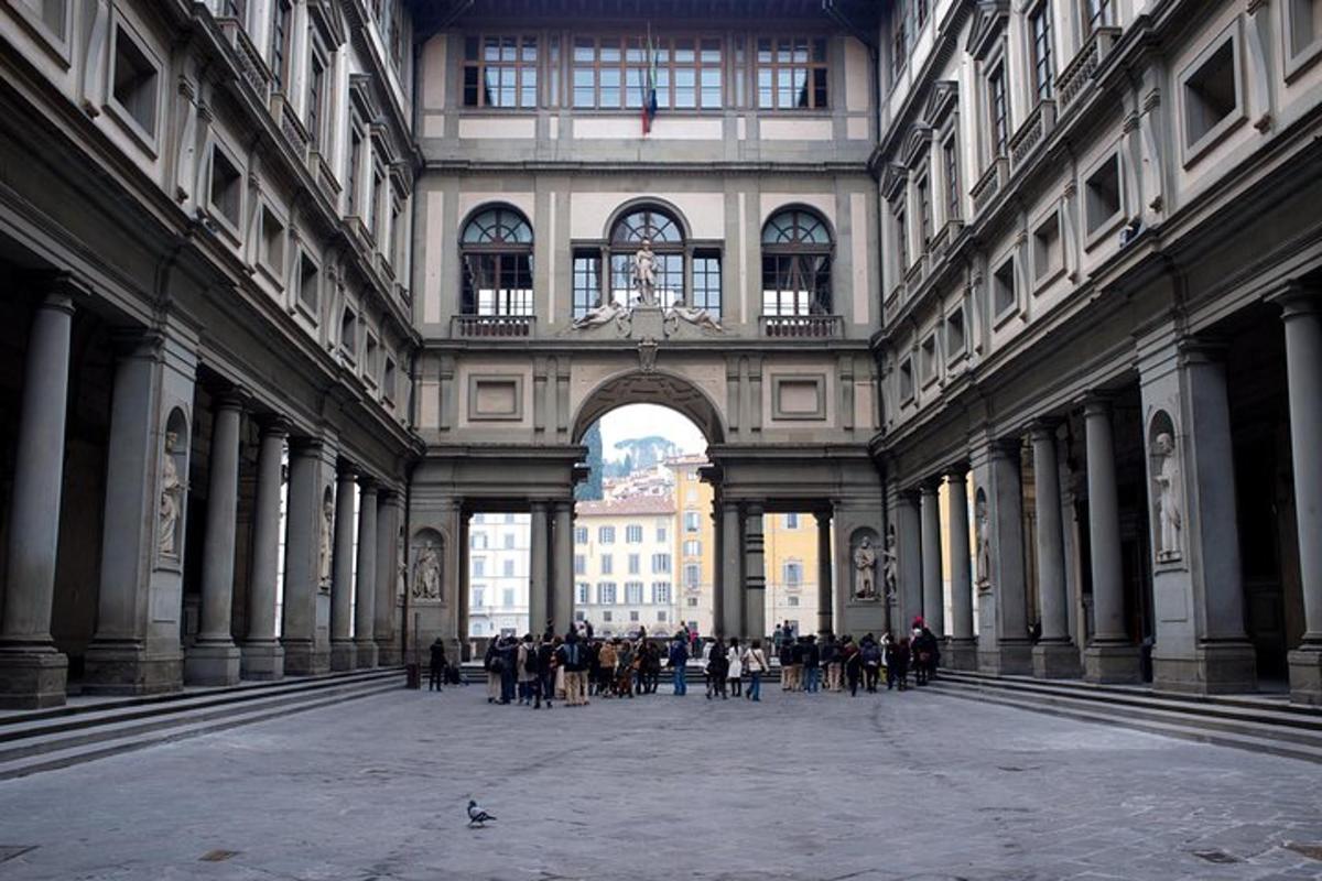 un gruppo di persone in piedi in un grande edificio