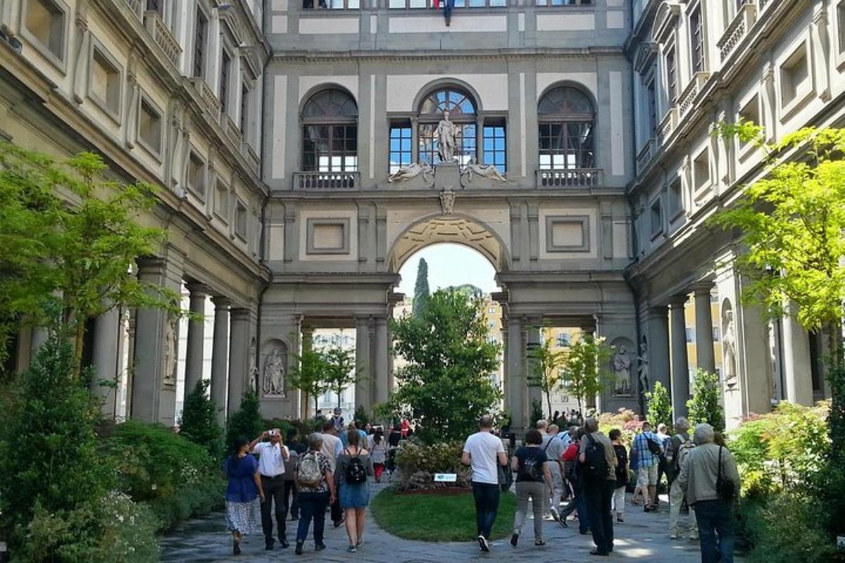 un gruppo di persone che camminano davanti a un edificio