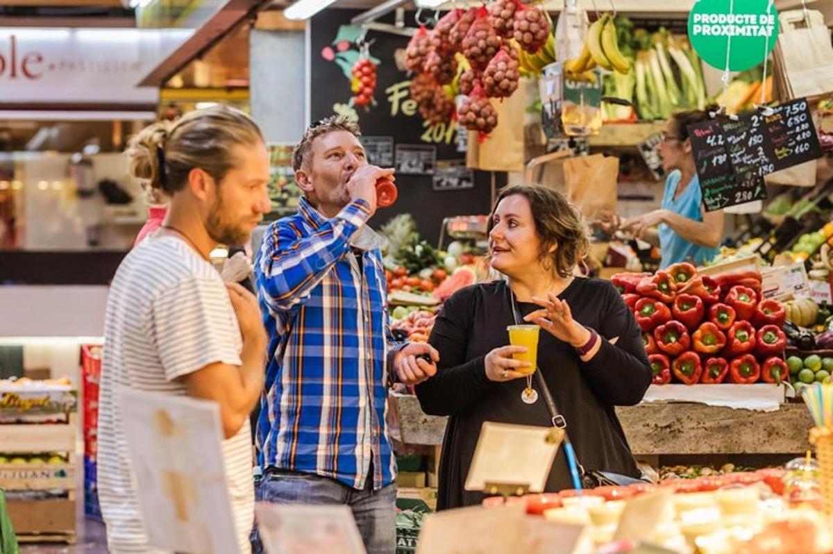 un grup de oameni care stau într-un magazin alimentar