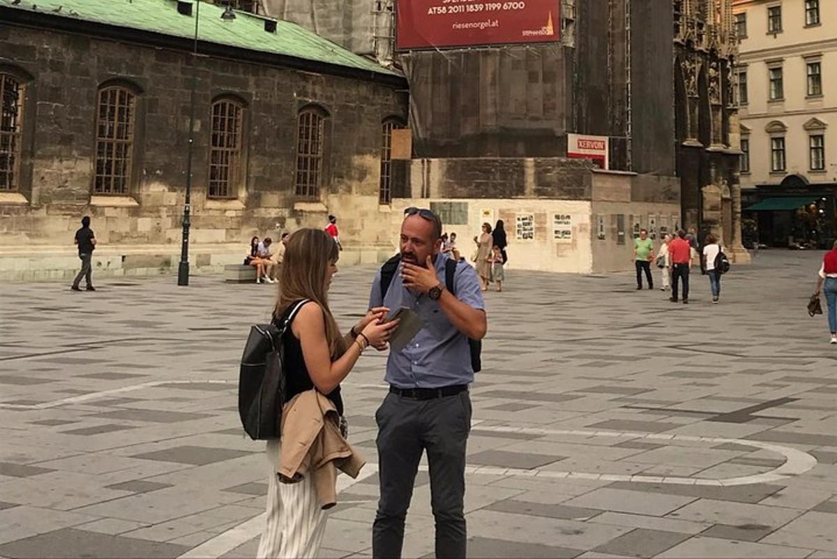 vyras ir moteris žiūri į mobilųjį telefoną