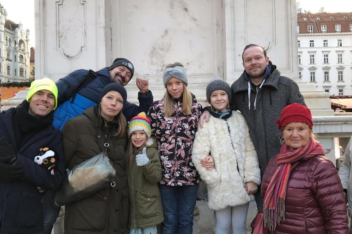 grupė žmonių, stovinčių priešais pastatą