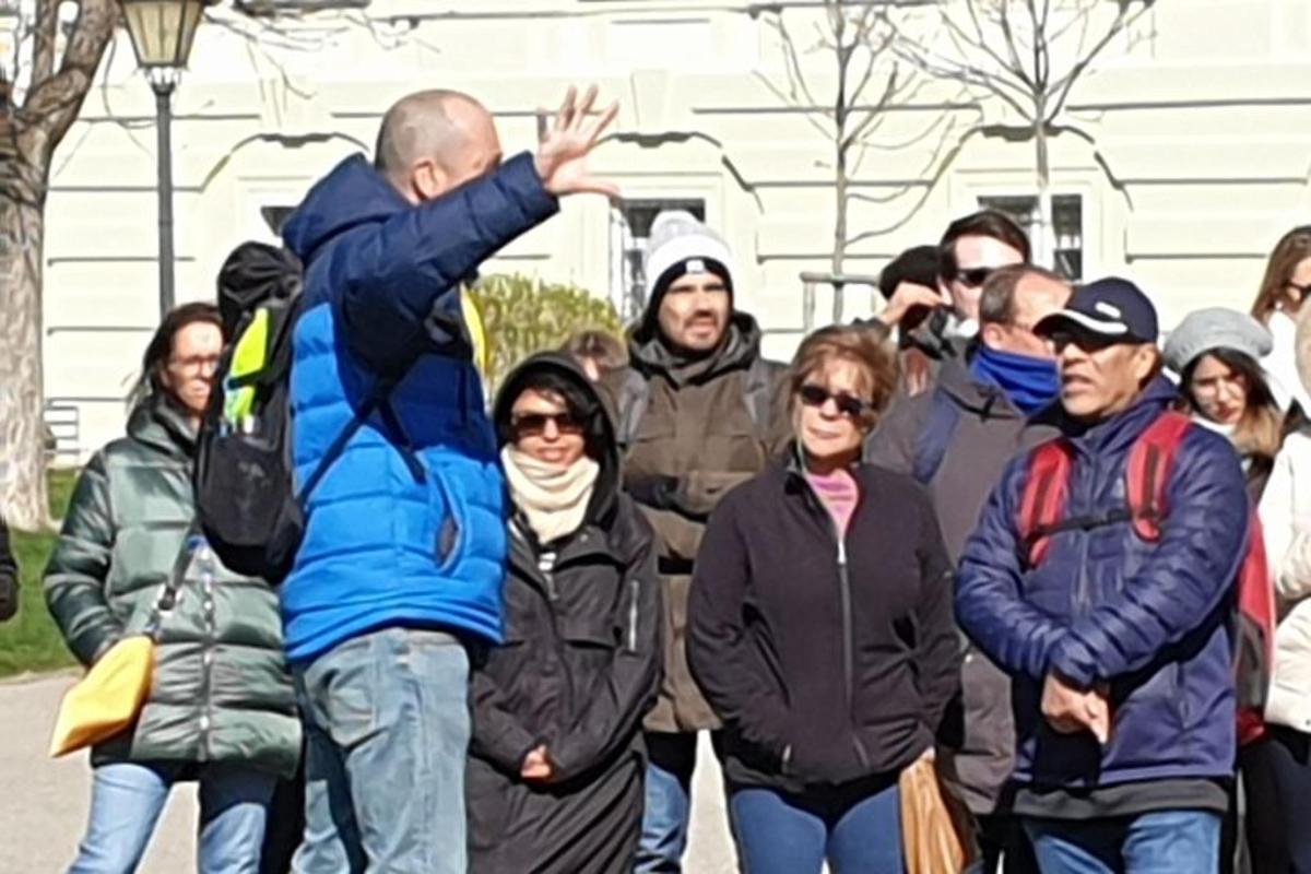 un grup de persones posant per a una foto
