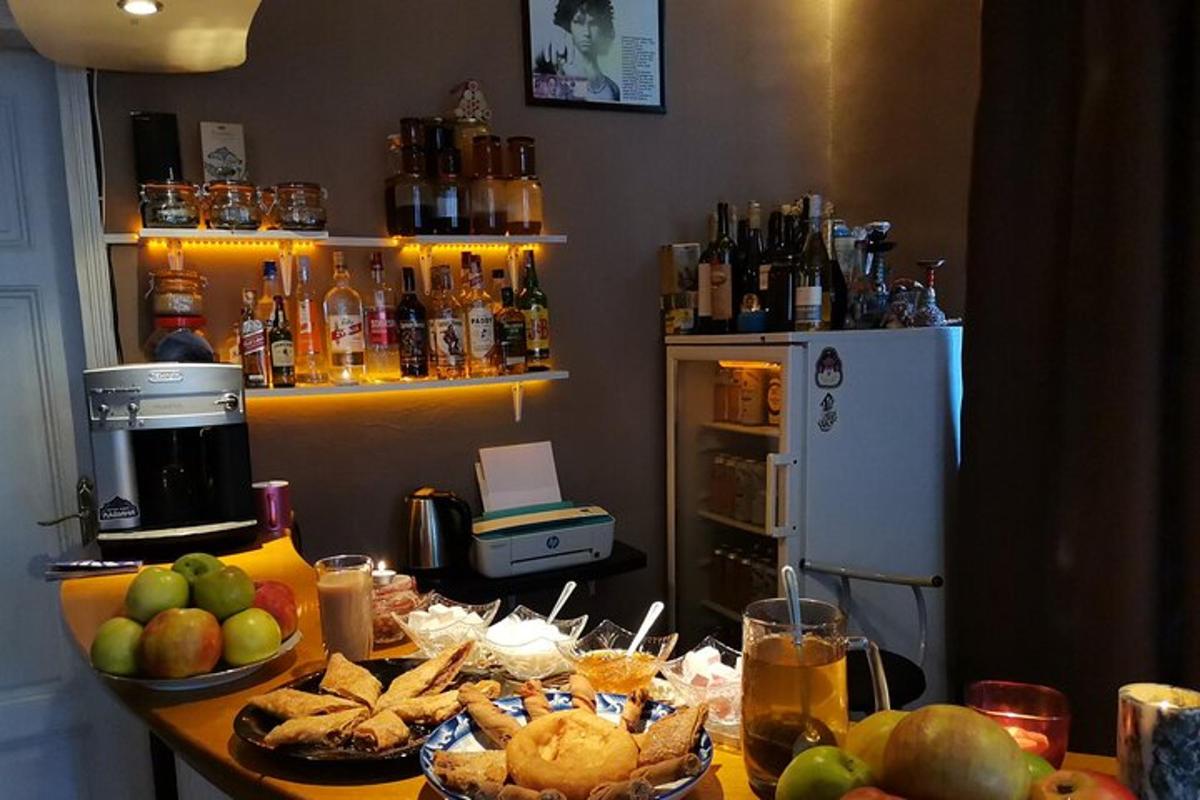 laud, millel on taldrikud toidu ja jookidega