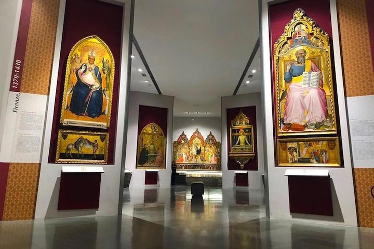 una stanza con dipinti sulle pareti di un museo