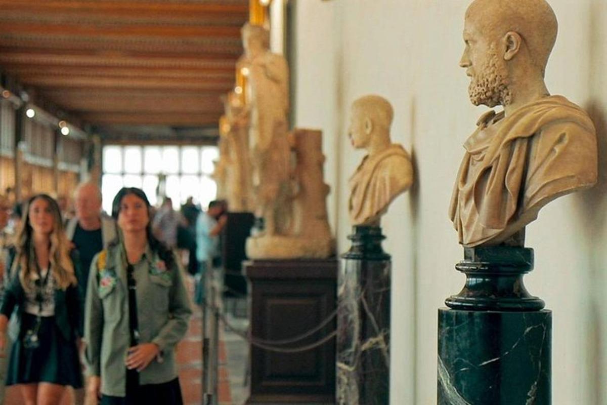 sekumpulan orang melihat patung di muzium