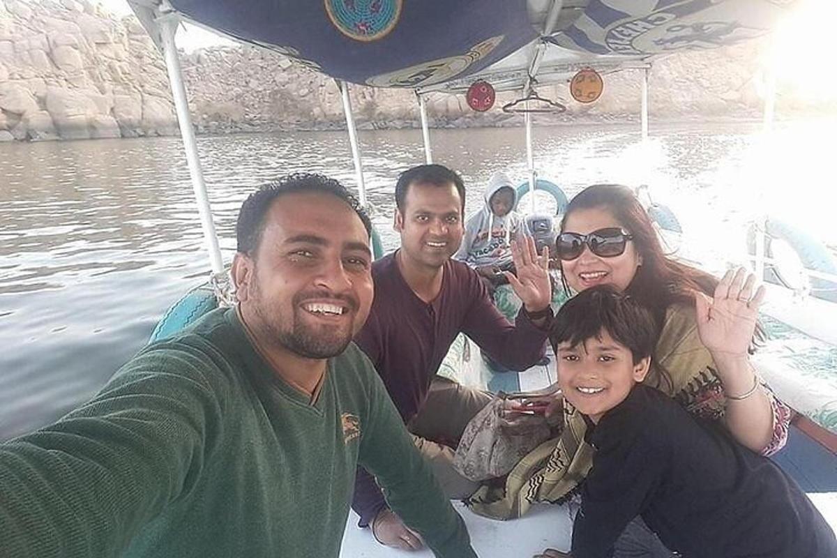 sekelompok orang di atas perahu di air