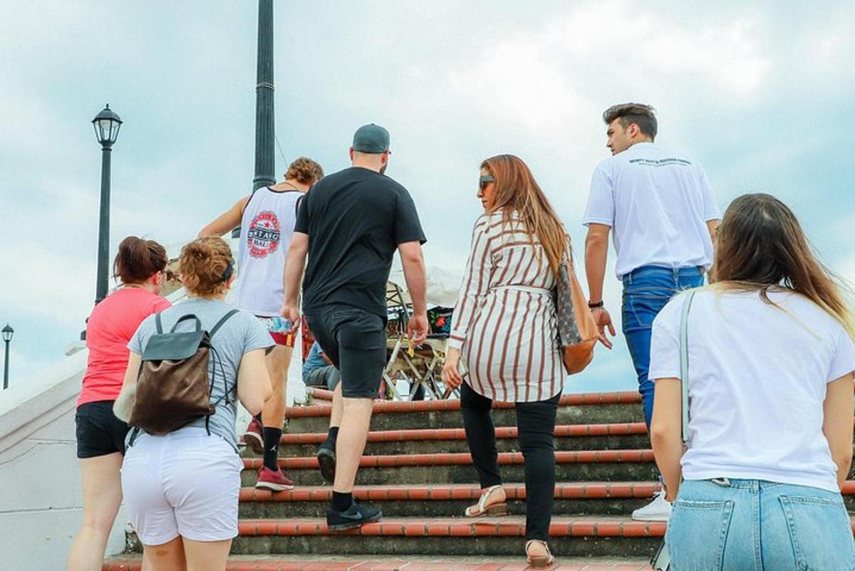 un gruppo di persone che salgono le scale
