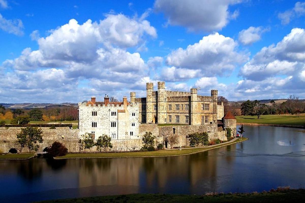 un castello che sorge sulla cima di uno specchio d'acqua