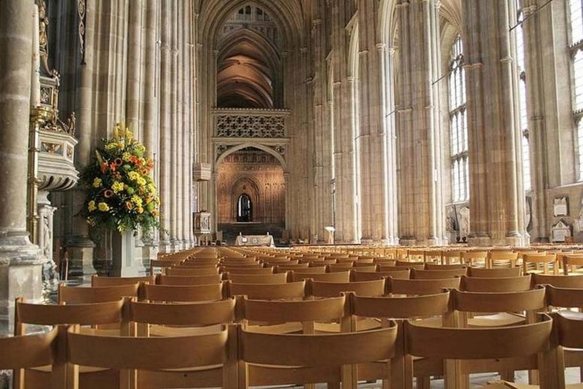 sebuah katedral besar dengan deretan kerusi di dalamnya