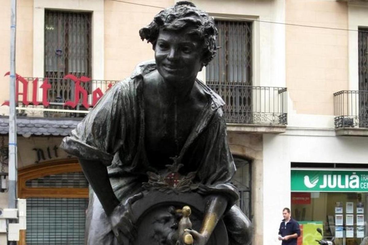 o statuie a unui bărbat cu o bâtă de baseball