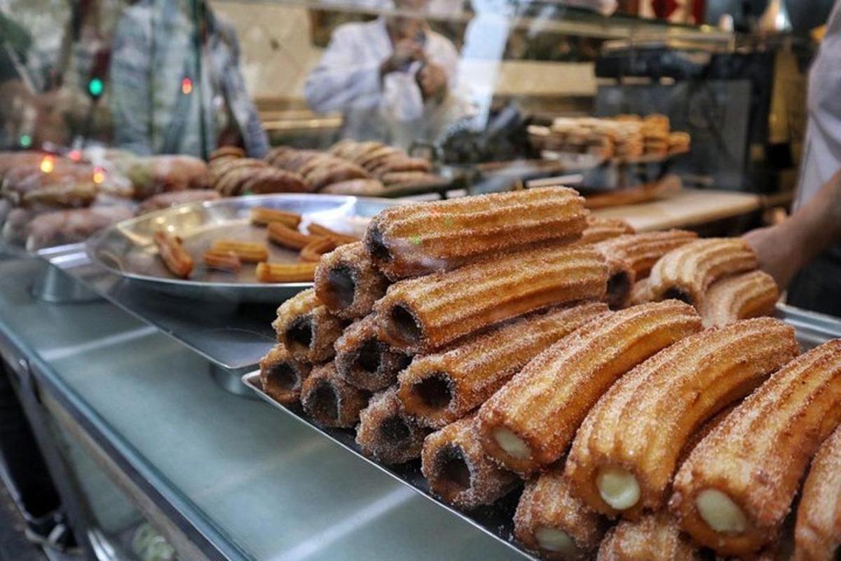 o grămadă de produse de patiserie pe tejghea într-o brutărie