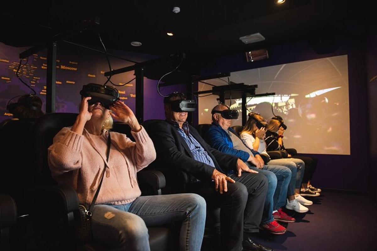 un grup de persones assegudes en una sala amb ulleres de realitat virtual