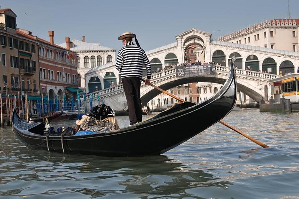 seorang lelaki sedang berdiri di atas gondola di dalam air