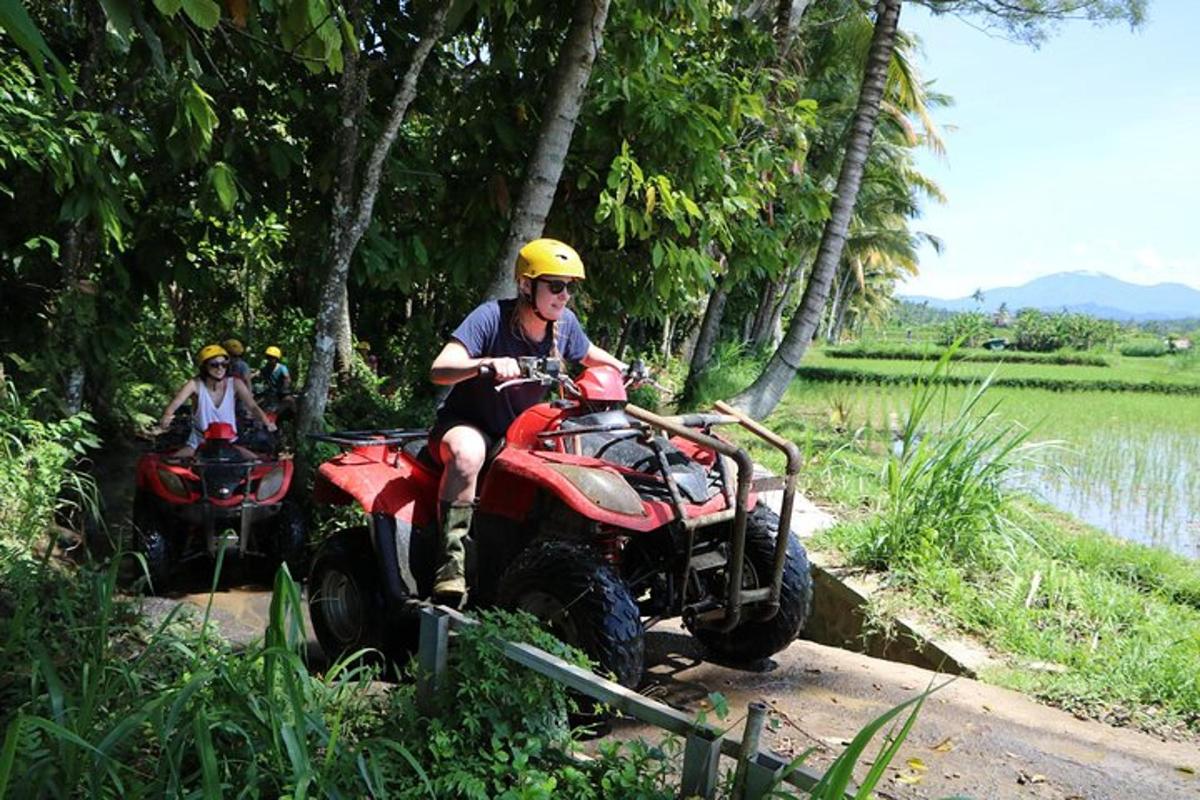 isang lalaking nakasakay sa isang four wheeler sa isang trail