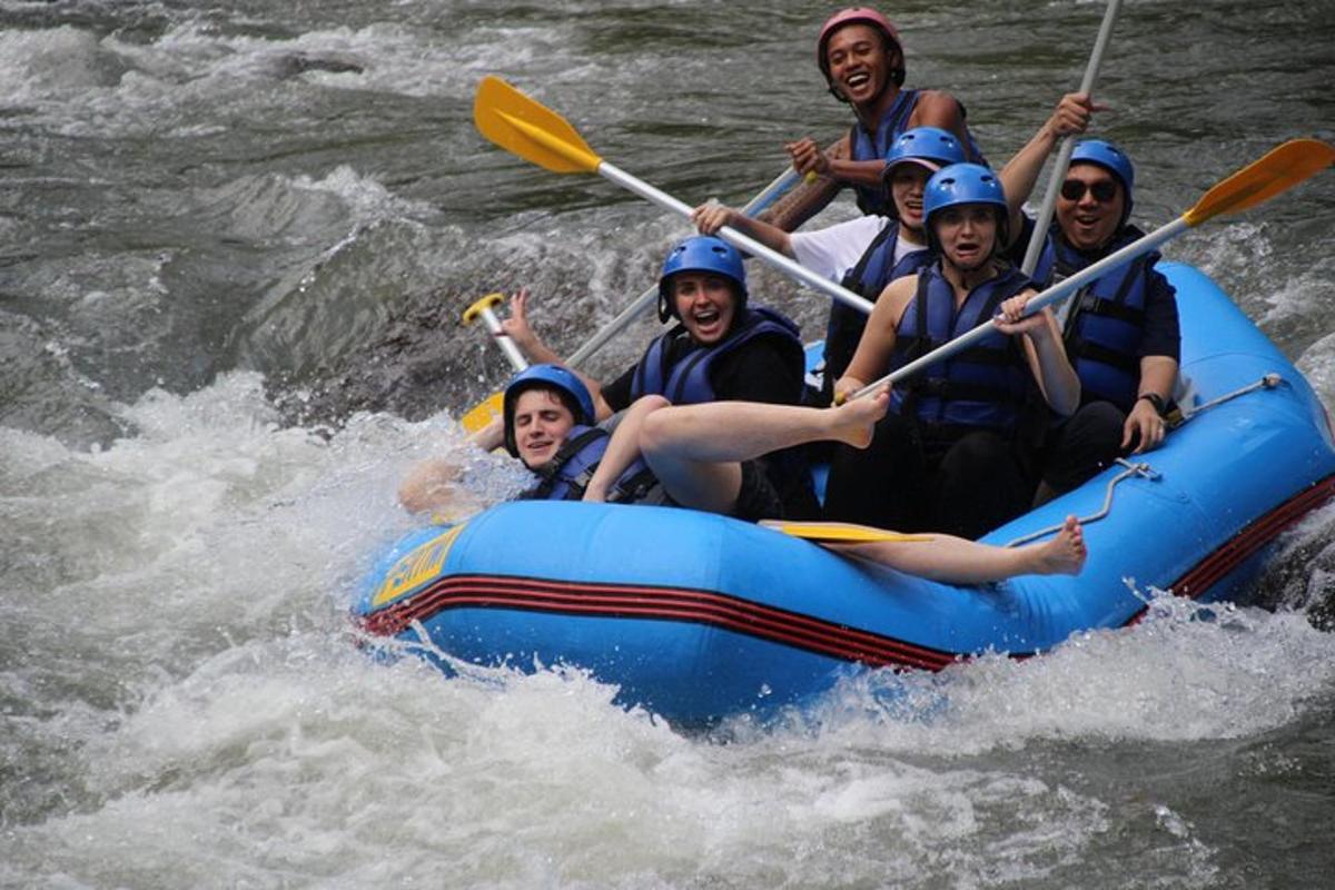 un gruppo di persone su una zattera su un fiume